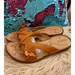 New Born Leather Slip On Thongs Sandals Flower Orange Womens Size 6